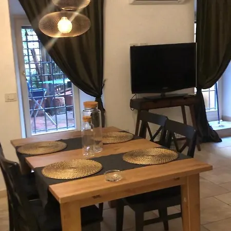 Pantheon, Campo De Fiori Mini Garden *