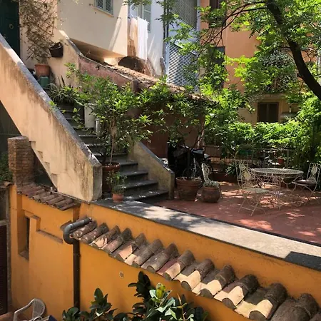Pantheon, Campo De Fiori Mini Garden Apartment